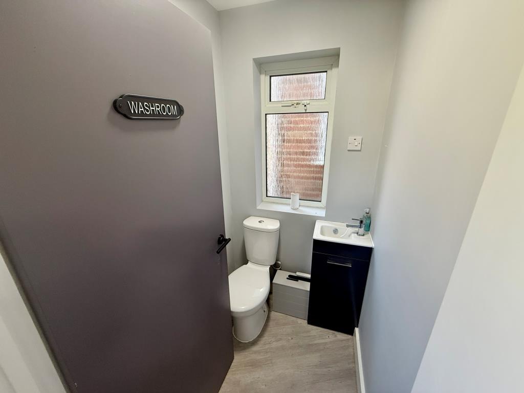 Lot: 75 - FREEHOLD REFURBISHED OFFICE WITH PARKING - W.C.
